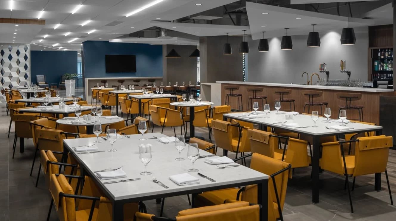 Das Courtyard Calgary Downtown liegt 1,6 km vom Calgary Convention Center entfernt und bietet Unterkünfte mit einem Restaurant, kostenfreie Privatparkplätze, eine Bar