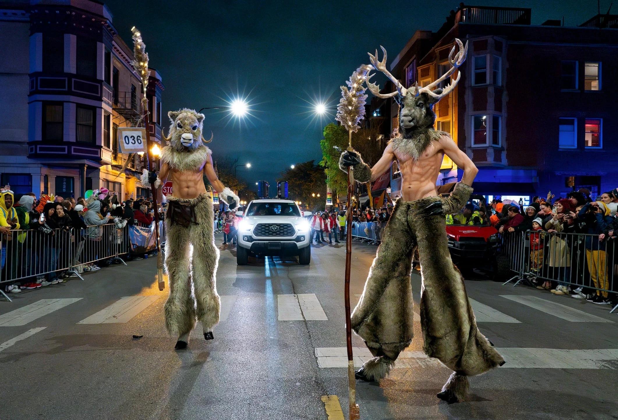 Le défilé d'Halloween hanté de Chicago revient pour son 28e anniversaire le vendredi 31 octobre 2025. Transformant le quartier LGBTQ+ de Boystown de la ville.